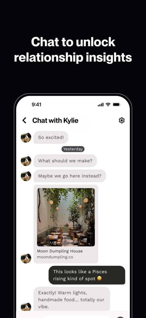 Stars Align - Pantalla de chat de la aplicación Stars Align mostrando a dos usuarios discutiendo un lugar para una cita con una referencia astrológica.