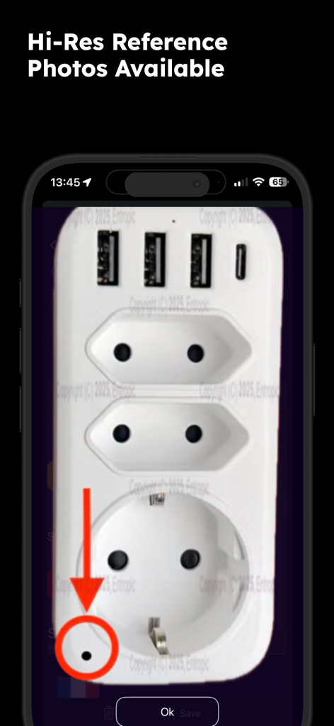 deviceOwl: Find Spy Devices - Foto de referencia de alta resolución que muestra una lente de cámara espía oculta en una regleta, identificada por un círculo rojo y una flecha.