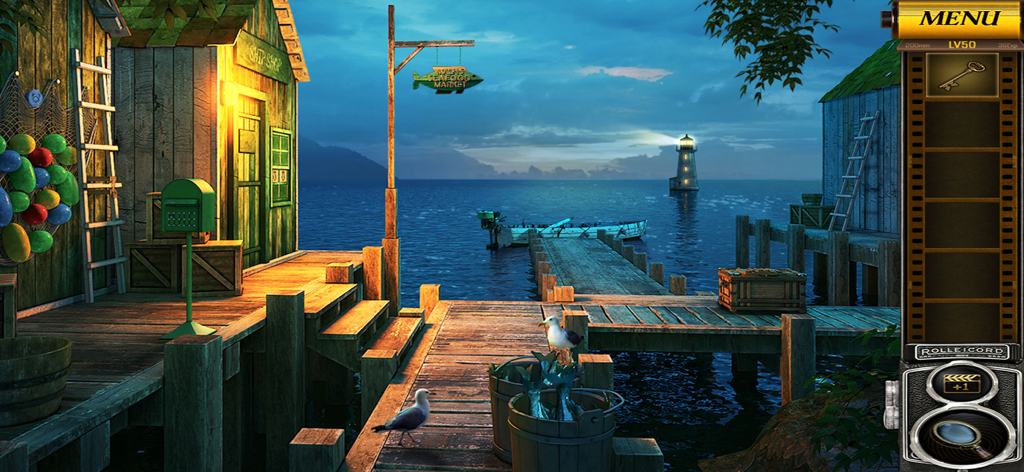 Escape Room:Adventure Traveler - Píer à beira-mar ao anoitecer com um farol e uma loja de navios em um jogo de aventura de quebra-cabeças