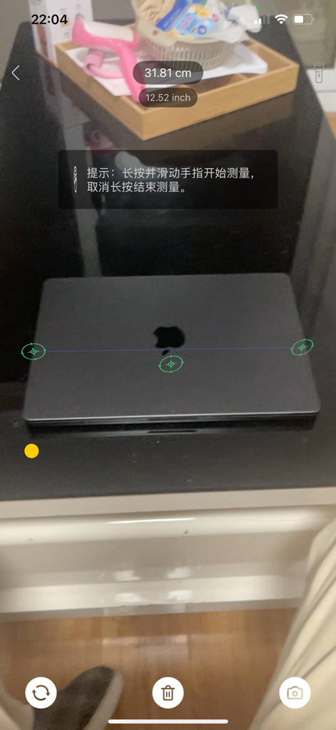测量工具Pro-专业测量尺子 - AR measurement tool app measuring the length of a laptop in centimeters and inches