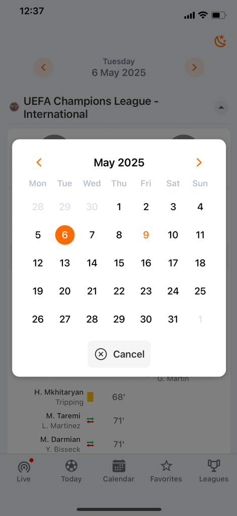 Ein Kalenderdatumsauswahl-Overlay auf der Benutzeroberfläche der Rezultati.mk Fußballergebnisse-App, die Spielereignisse und Auswechslungen anzeigt