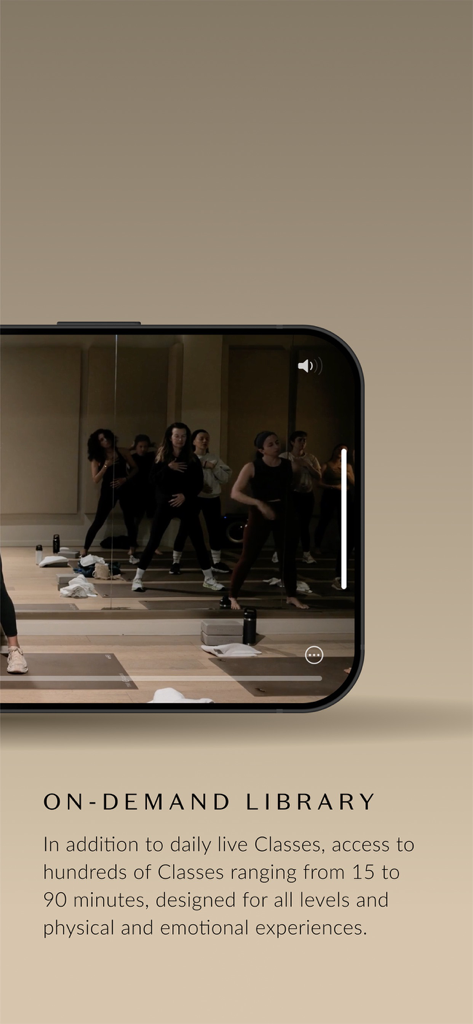 Un smartphone mostrando la biblioteca bajo demanda de clases de ejercicio somático en la aplicación The Class.