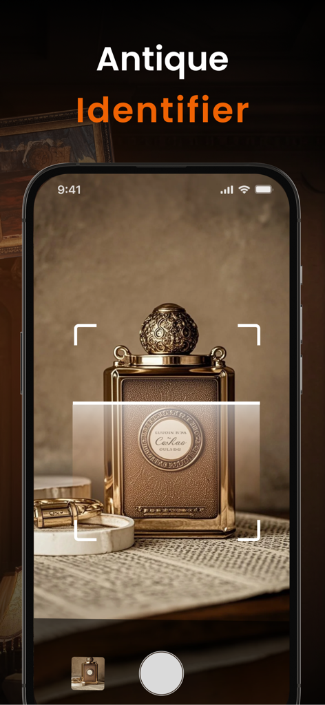 アンティーク鑑定アプリのインターフェースが、ヴィンテージの金と革のアイテムをスキャンしています