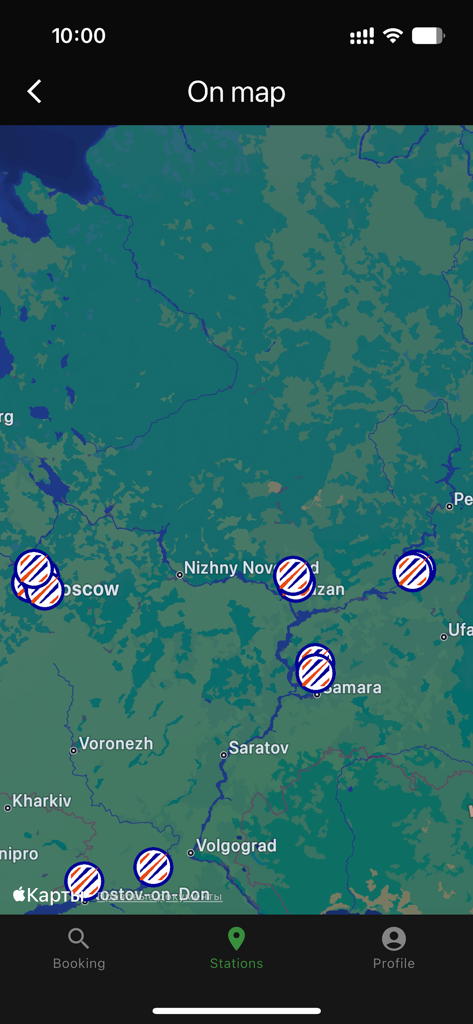 さまざまな都市のレンタカー拠点の場所を示すRentmotorsアプリ内の地図ビュー