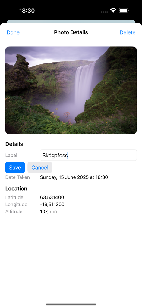 TravelMapped - Pantalla de la aplicación móvil que muestra detalles de la foto, incluida la etiqueta, la fecha de toma y las coordenadas GPS de una foto de una cascada