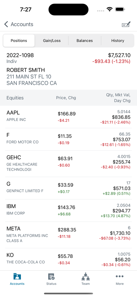 Schwab Advisor Center® Mobile - Pantalla de la aplicación Schwab Advisor Center Mobile que muestra una lista de posiciones de la cuenta de un cliente con nombres de acciones, precios y valores de mercado.
