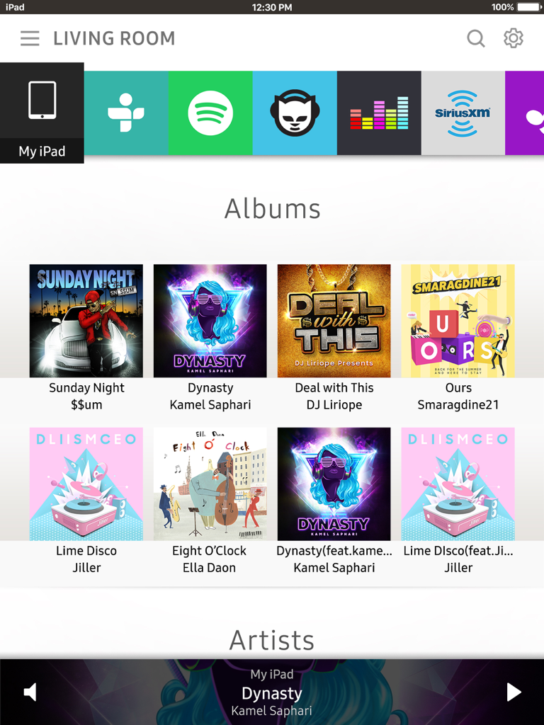 Wireless Audio Multiroom : Pad - Interfaz de la aplicación Samsung Multiroom Pad que muestra álbumes de música y servicios de streaming en un iPad.