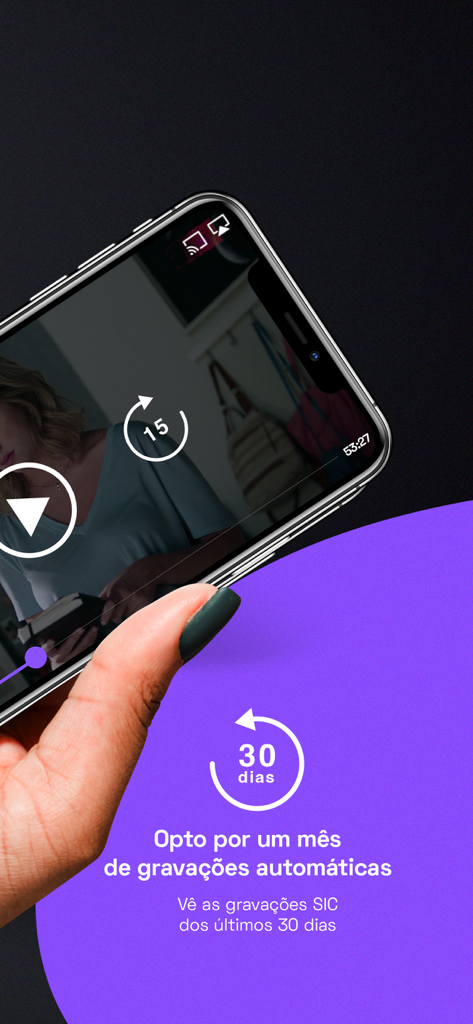 Mano sosteniendo un iPhone que muestra la aplicación Opto SIC con un mensaje de la función de grabación automática de 30 días.