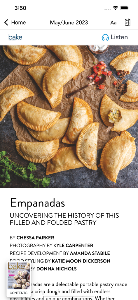 Une photo de haute qualité d'empanadas dorées sur du papier sulfurisé provenant de l'application Bake from Scratch.