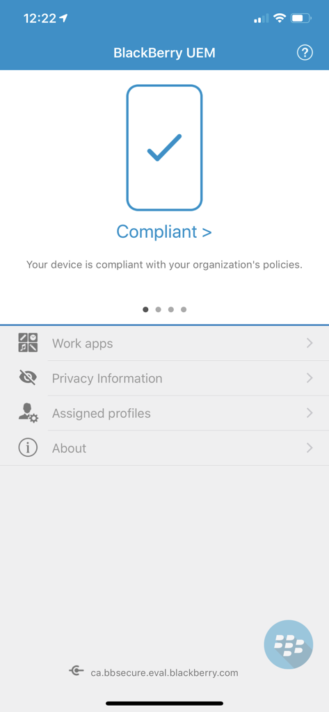 Painel do BlackBerry UEM Client mostrando o status de conformidade do dispositivo e o menu de política organizacional