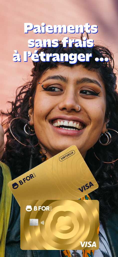 Lächelnde junge Frau mit zwei BforBank Gold Visa-Karten und Text, der gebührenfreie internationale Zahlungen bewirbt