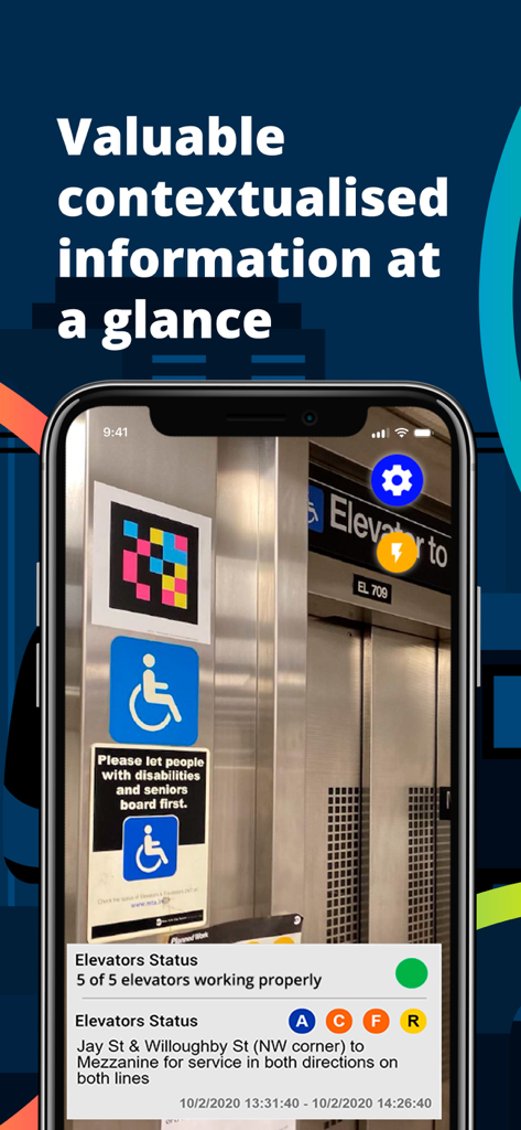 La aplicación NaviLens GO escanea un código inteligente en una estación de metro para mostrar el estado del ascensor en tiempo real e información de tránsito.