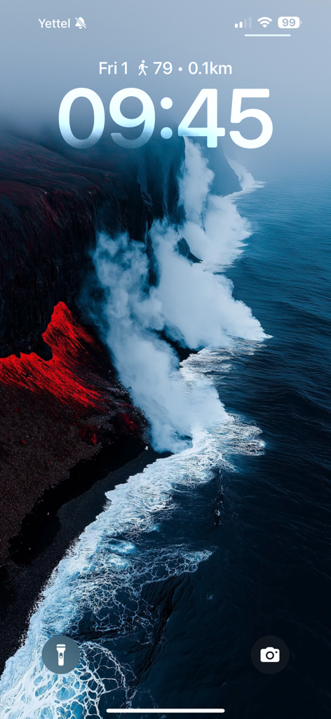 Wallpapers HD & 4K - Thematica - Pantalla de bloqueo del iPhone con un dramático fondo de pantalla de naturaleza con acantilados oscuros y olas rompiendo