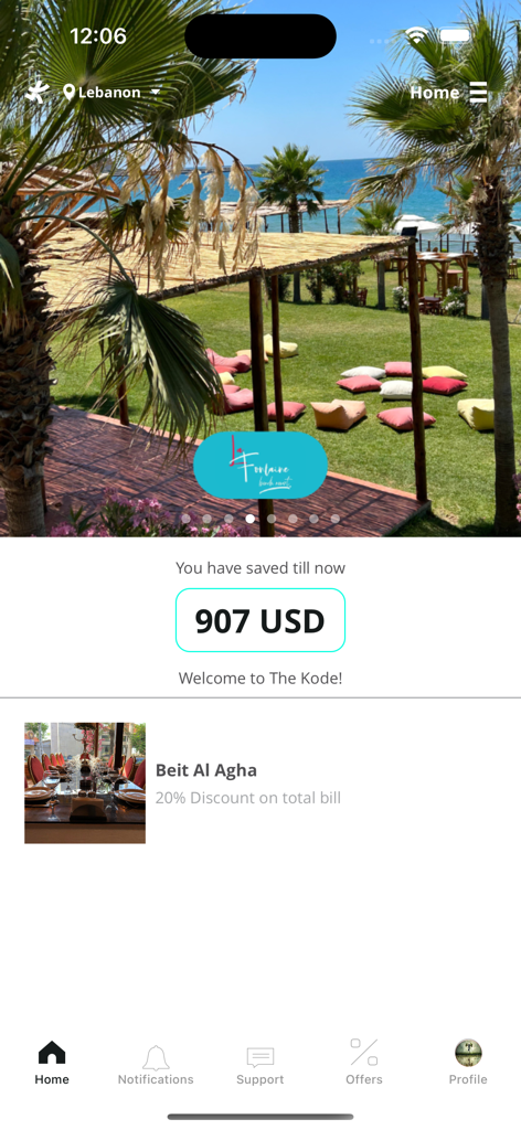 Pantalla de inicio de la aplicación The Kode mostrando un ahorro total de 907 USD y una oferta de descuento en un restaurante.