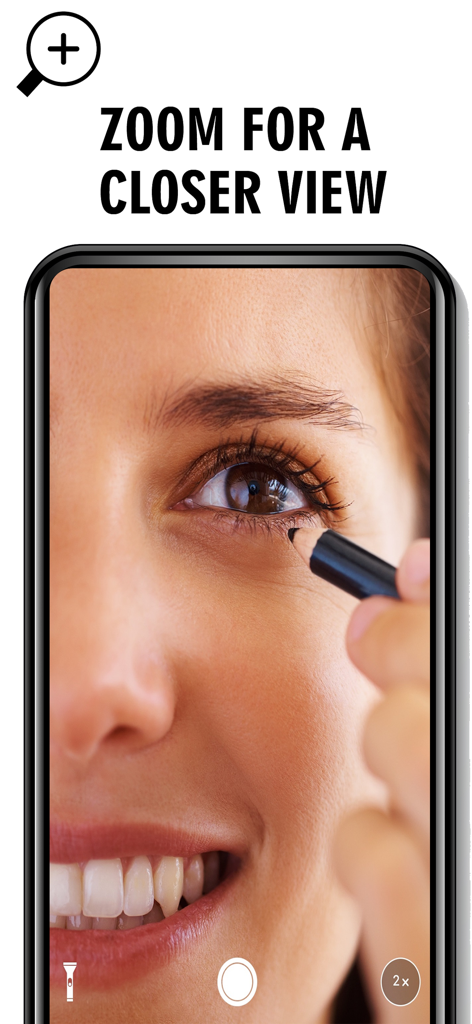 Eine Frau benutzt die Zoom-Funktion der Mirror-App, um Eyeliner präzise aufzutragen.
