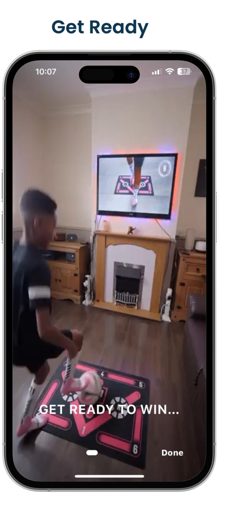 Un joven futbolista practicando ejercicios de control de balón en interiores usando la aplicación One Of Eleven y una alfombrilla de entrenamiento especializada