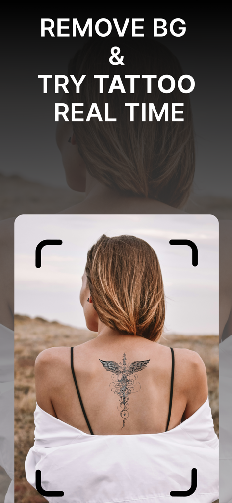 As costas de uma mulher mostrando um design de tatuagem virtual sendo pré-visualizado em tempo real usando tecnologia de realidade aumentada.