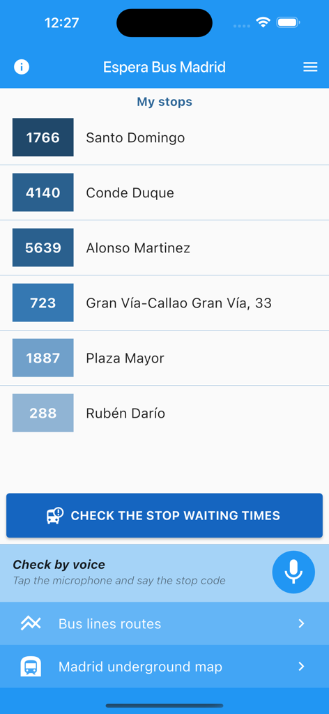 Interfaz de la aplicación Espera Bus Madrid que muestra una lista de paradas de autobús guardadas como Santo Domingo y Plaza Mayor con un botón de verificación de tiempos de espera