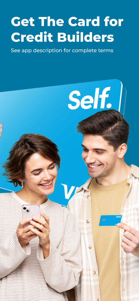 Una pareja joven sonriente sosteniendo una tarjeta de creación de crédito de Self y usando la aplicación móvil sobre un fondo azul