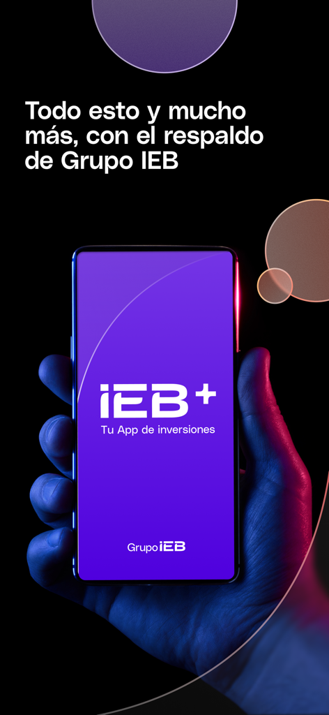 IEB+: Tu app de inversiones - スペイン語のマーケティングテキストが入った紫色の画面にIEB+投資アプリのロゴを表示したスマートフォンを持つ手。