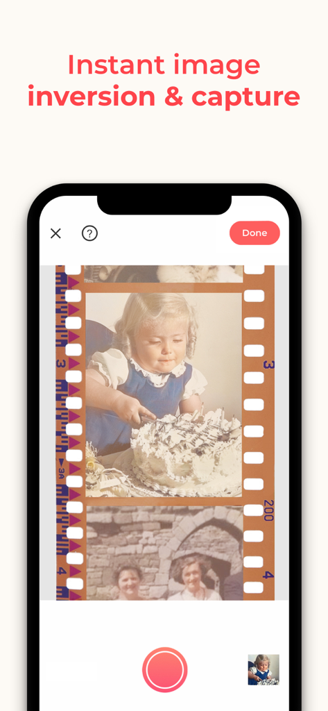 Un smartphone utilisant l'application FilmBox pour inverser et numériser instantanément un négatif argentique 35 mm en une photo couleur