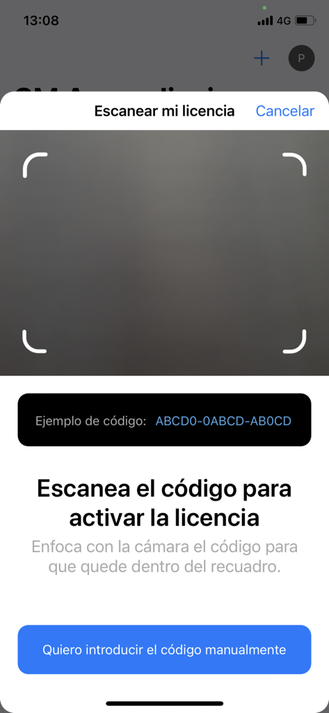 License activation screen for SM Aprendizaje app showing a camera interface to scan a code