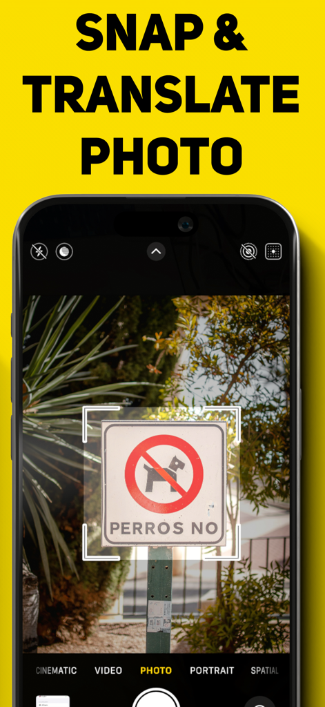 Interfaz de iPhone de Camera Translator AI capturando una foto de una señal de calle española para traducción instantánea.