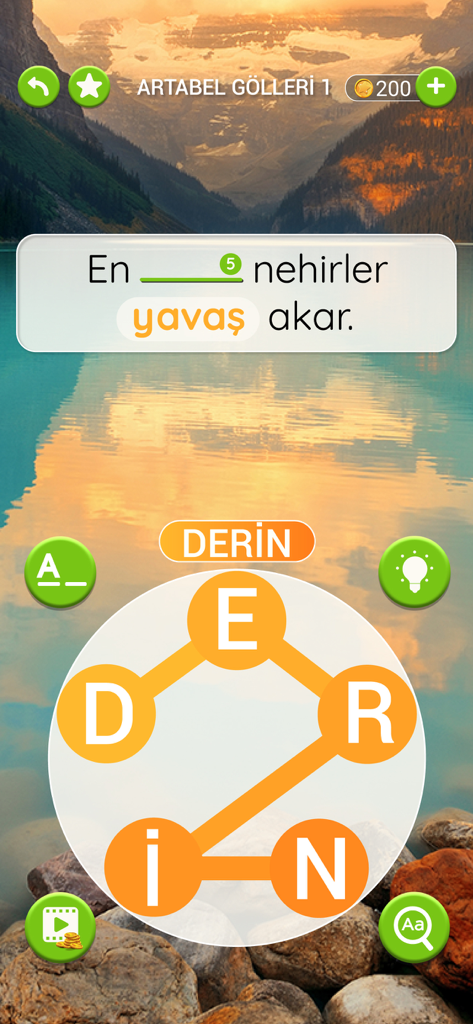 아름다운 산악 호수 배경의 터키어 단어 퍼즐이 있는 Kelime Gezmece 2 게임 플레이 스크린샷