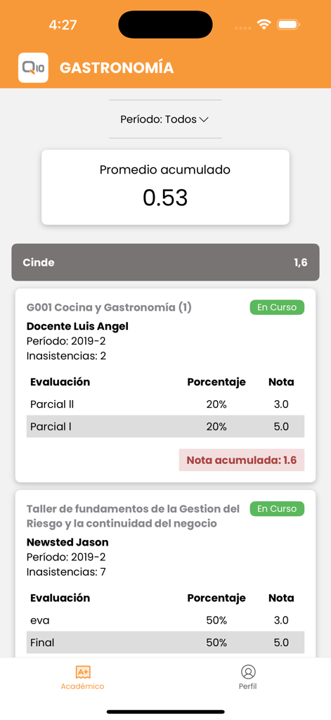 Pantalla móvil de la App Q10 que muestra las calificaciones académicas de un estudiante y el promedio acumulado en español
