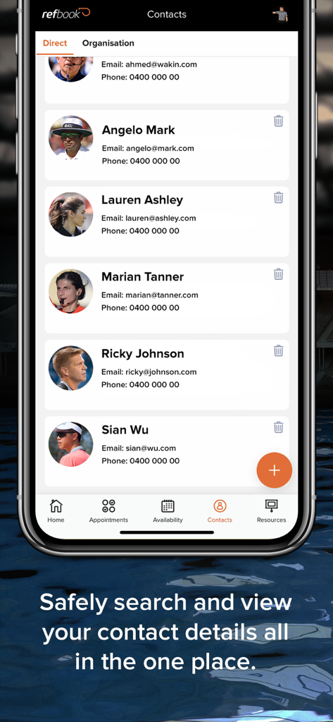 Un écran de l'application refbook affichant une liste de contacts d'arbitrage sportif avec leurs noms et adresses e-mail.