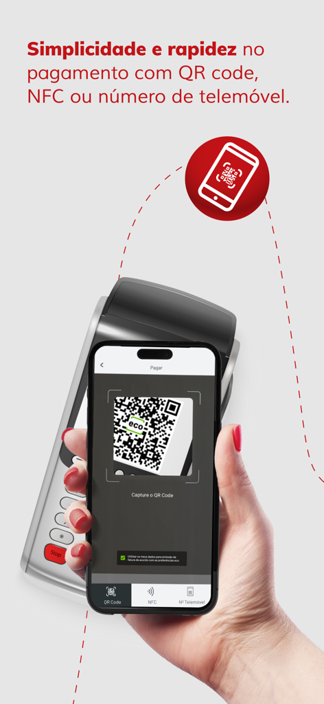 Uma mão segurando um smartphone para escanear um código QR para pagamento usando a aplicação MB WAY