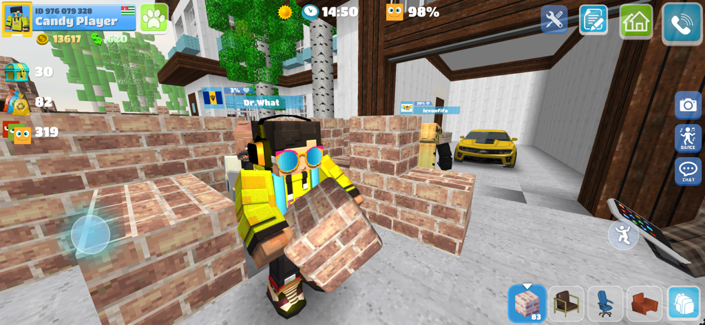 Un personaje de estilo bloqueado en School Party Craft sostiene un bloque de ladrillo cerca de un garaje con un coche deportivo amarillo.