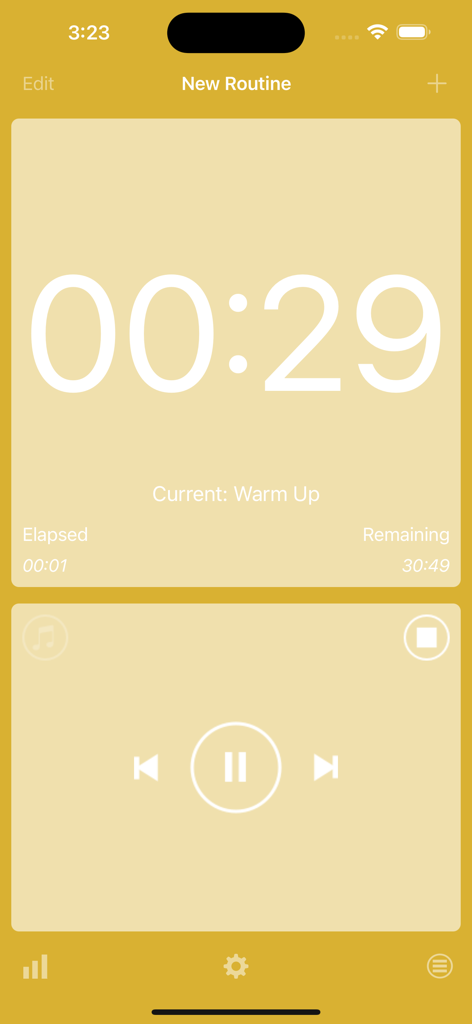 Pantalla del temporizador de entrenamiento HIIT que muestra una cuenta regresiva de calentamiento y controles de reproductor de música integrados