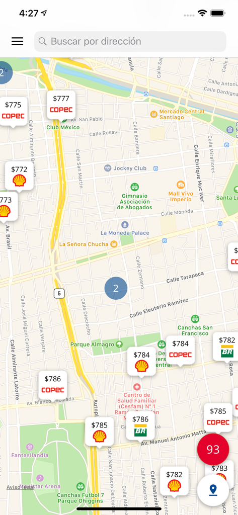 Interfaz de la aplicación Bencina en Línea mostrando un mapa de la ciudad con ubicaciones de gasolineras y precios de combustible