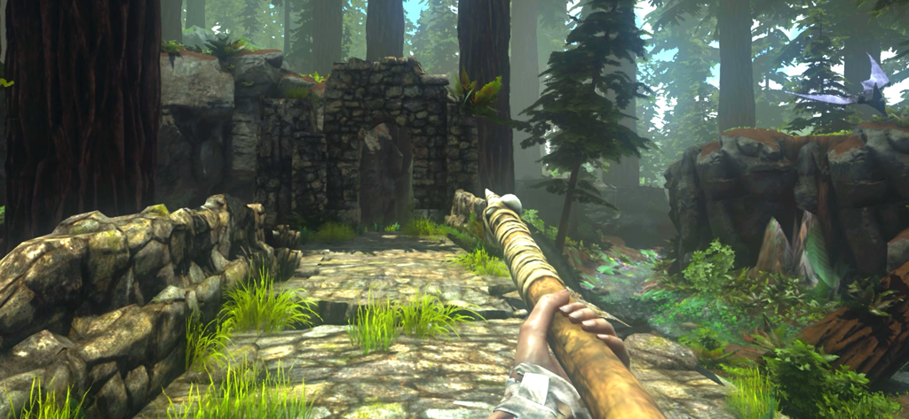 Perspectiva em primeira pessoa de um jogador segurando uma lança enquanto explora uma densa floresta de sequoias com ruínas de pedra em ARK Ultimate Mobile Edition.