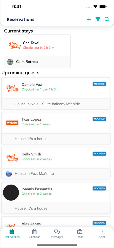 Hostaway Channel Manager - Schermata dell'app mobile Hostaway che mostra un elenco di soggiorni attuali e prossime prenotazioni di ospiti per i gestori di proprietà.