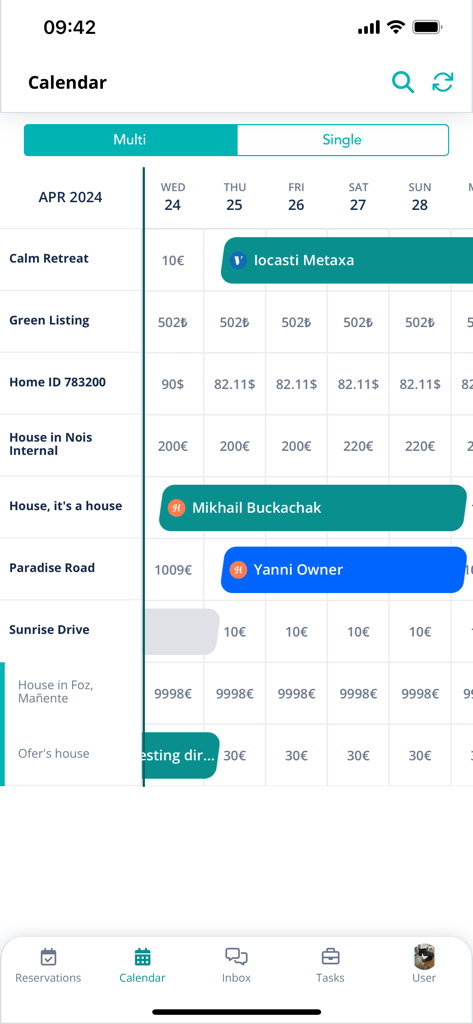 Hostaway Channel Manager - Interfaccia dell'app mobile Hostaway che mostra un calendario multi-proprietà con prenotazioni di ospiti e tariffe notturne per diverse inserzioni di affitto.