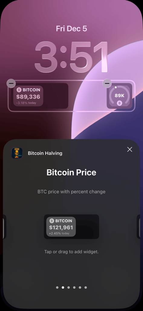 Tela bloqueada do iPhone mostrando widgets de preço do Bitcoin e halving