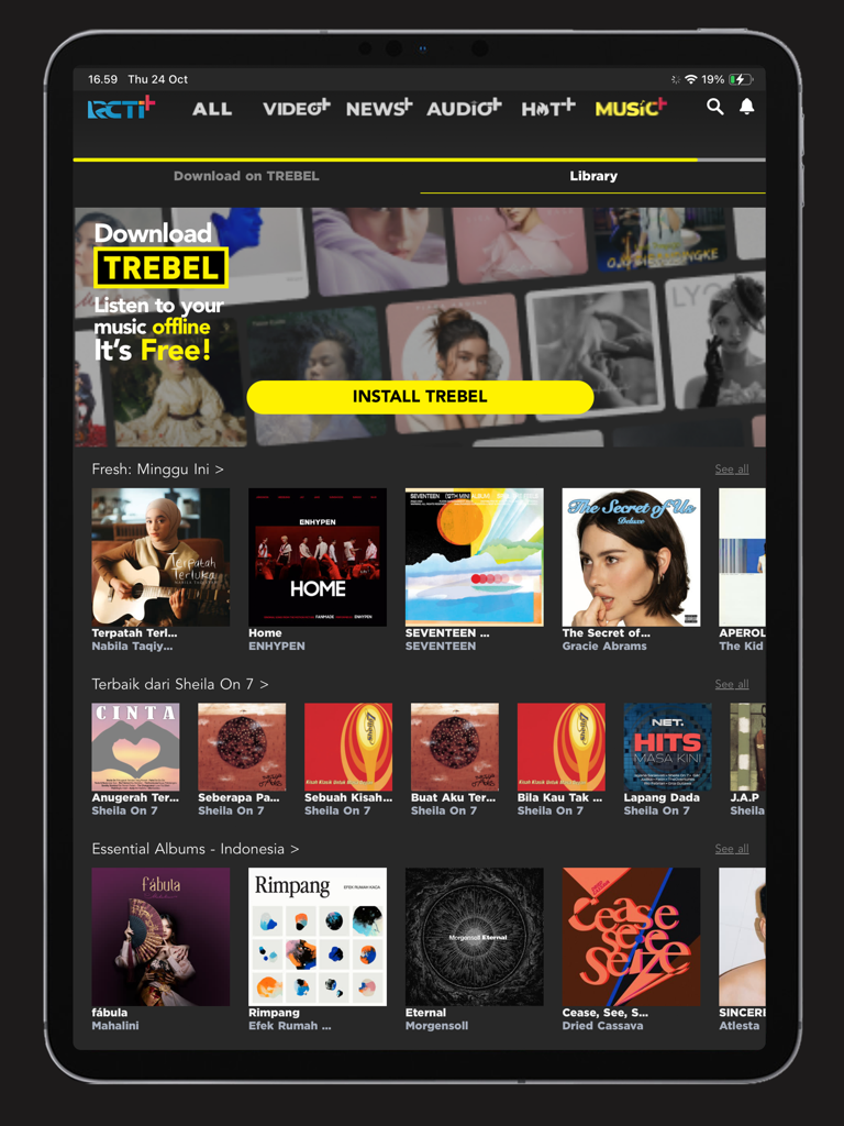 Sezione musicale dell'app RCTI plus su iPad che mostra album e artisti indonesiani