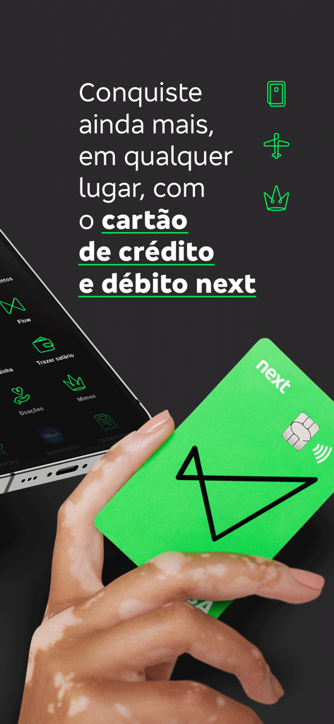 Uma mão segurando um cartão de crédito e débito next verde na frente de um smartphone mostrando o app de mobile banking