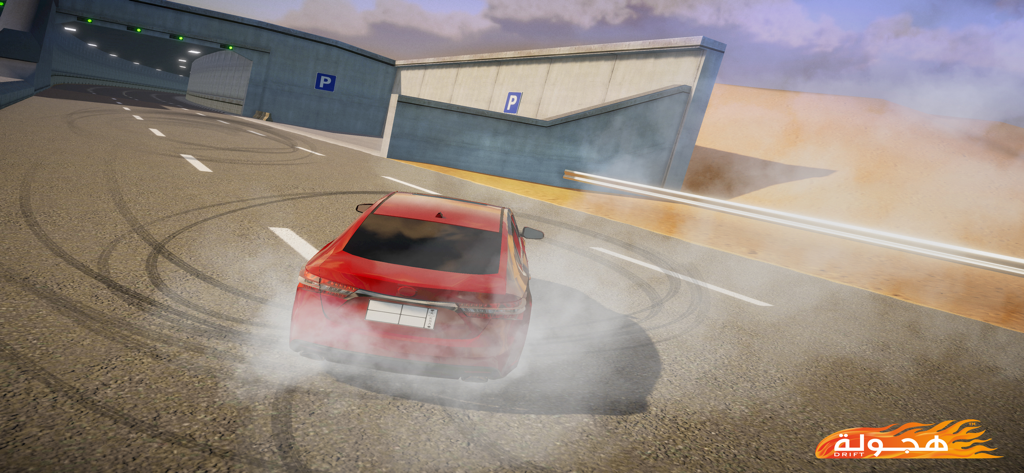 Hajwala Drift - Ein rotes Auto vollführt einen Drift auf einer Asphaltstraße neben Wüstendünen mit sichtbarem Reifenrauch.