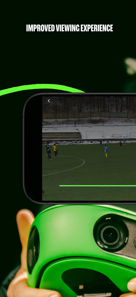 Veo Live - 緑のVeoカメラの隣にあるスマートフォンの画面に、ライブサッカーの試合ストリームが表示されています。