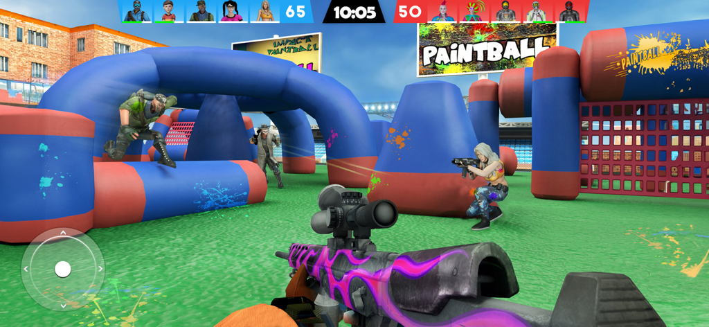 Paintball Shooting Team Strike - Vista en primera persona de un jugador con una pistola de paintball morada en un partido en una arena 3D inflable