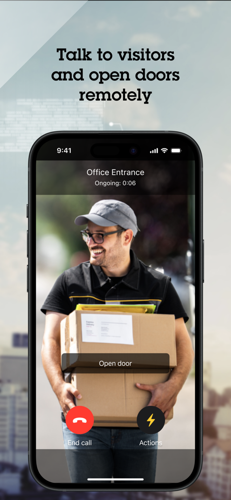 Interface de l'application mobile AXIS Camera Station Pro montrant un flux d'interphone vidéo en direct d'une entrée de bureau avec un bouton pour ouvrir la porte à distance pour un livreur.