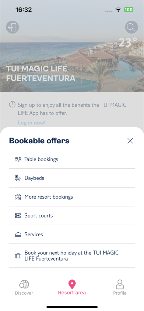 Interfaz de la app TUI MAGIC LIFE mostrando ofertas reservables para servicios del resort como restaurantes y canchas deportivas