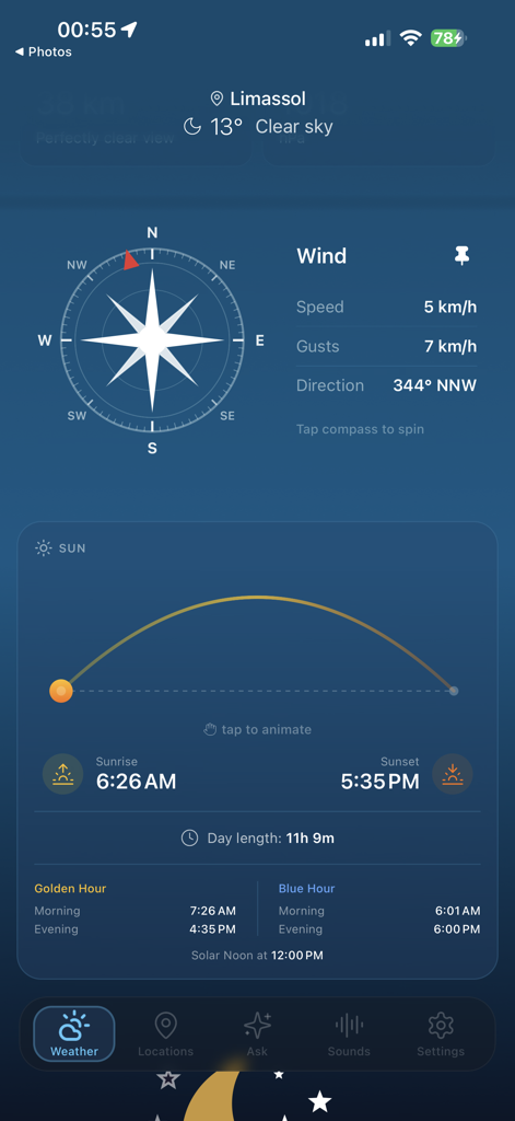 Weather & Chill - Captura de pantalla de la interfaz de la aplicación Weather and Chill que muestra la velocidad y dirección del viento junto con una visualización de los tiempos de salida y puesta del sol para Limassol.