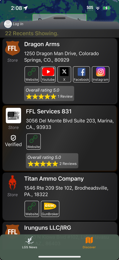 Aplicación móvil Plinkr mostrando una lista de tiendas de armas y minoristas FFL con enlaces a redes sociales y calificaciones