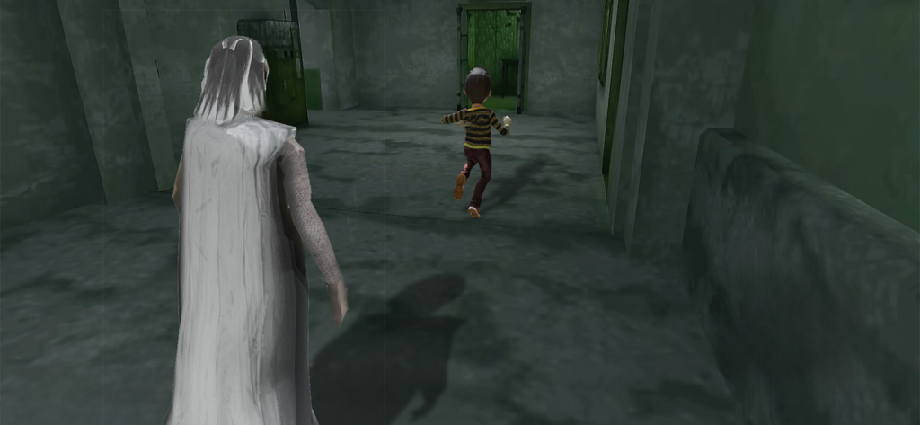 Scary Evil Granny Horror Game - Una abuela aterradora con una bata blanca observando a un niño correr por un pasillo oscuro en un hospital abandonado