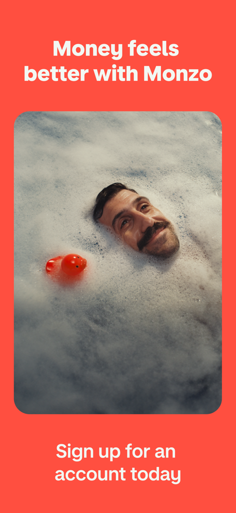 Pantalla de marketing para la aplicación de banca móvil Monzo que muestra a un hombre en un baño de burbujas con el eslogan El dinero se siente mejor con Monzo.