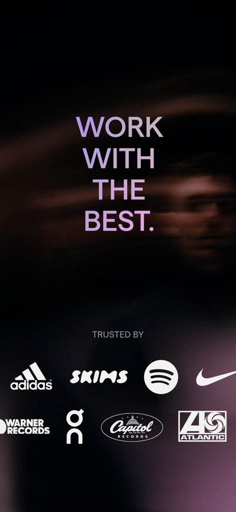 NOVA: The Creative Network - Écran promotionnel pour l'application NOVA montrant les logos de marques de confiance comme Nike et Spotify sous le texte "Travaillez avec les meilleurs"